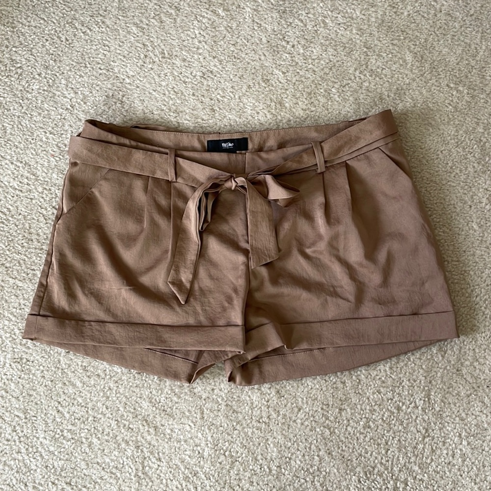 NWOT Massimo Golden Sheen Cuffed Shorts With Tie Belt Size 10